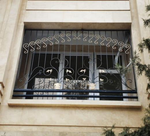 تفاوت قیمت حفاظ پنجره فرفورژه با گل های تزئینی