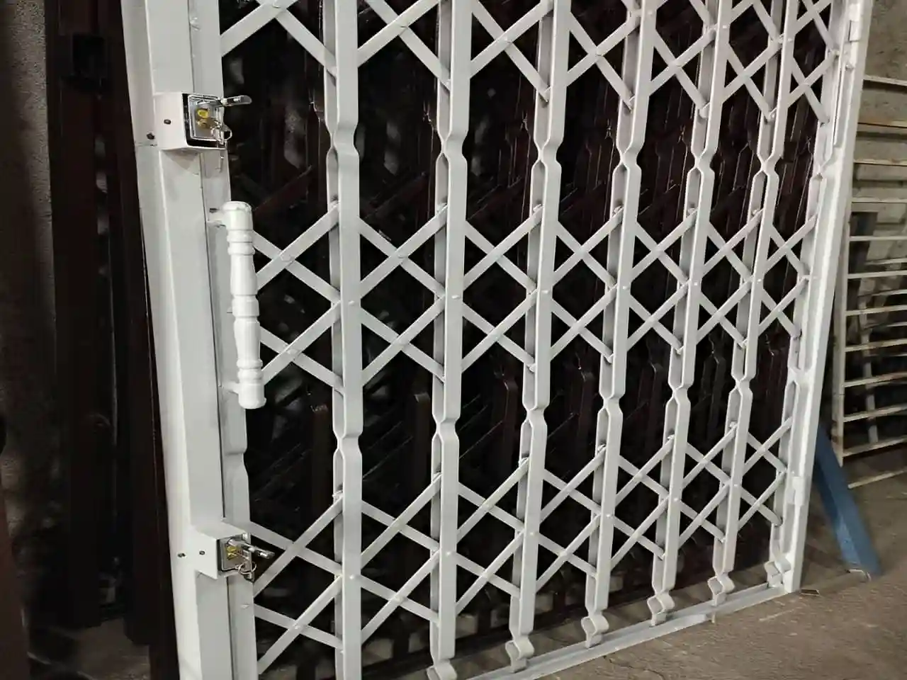 کدام نوع درب آکاردئونی ایمن تر است؟