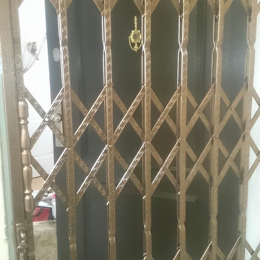 قیمت درب آکاردئونی ضدسرقت سه‌گل در باغ عباس‌آباد