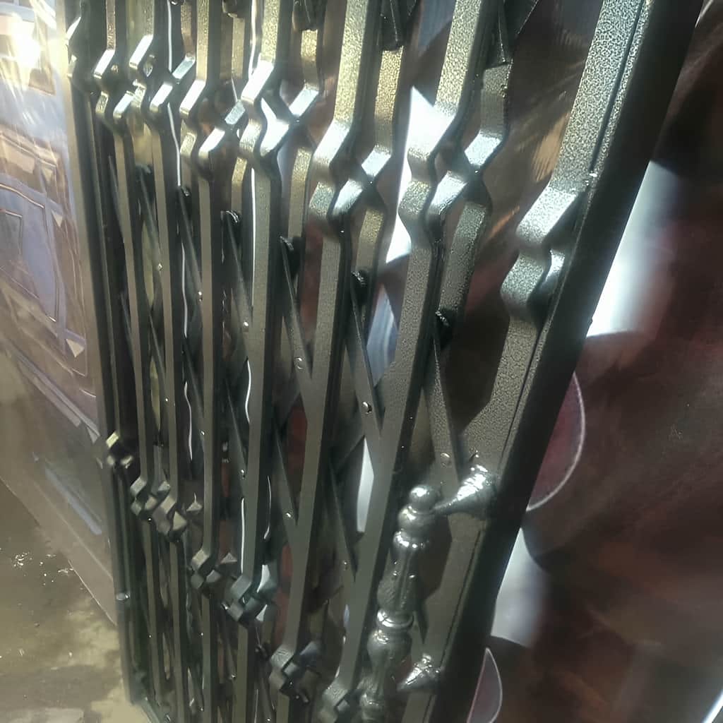نصب درب آکاردئونی ضدسرقت سهگل در اصفهان
