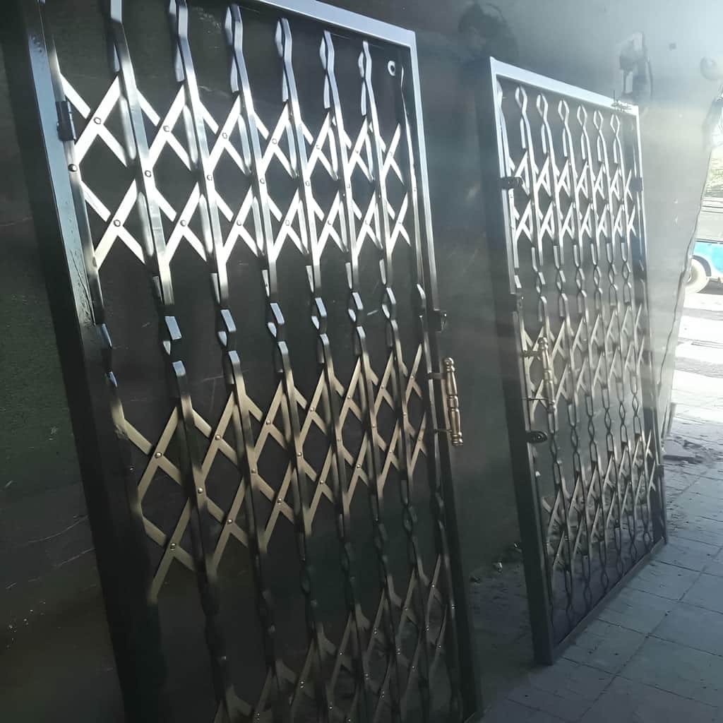 نصب درب آکاردئونی ضدسرقت سه‌گل در همدان