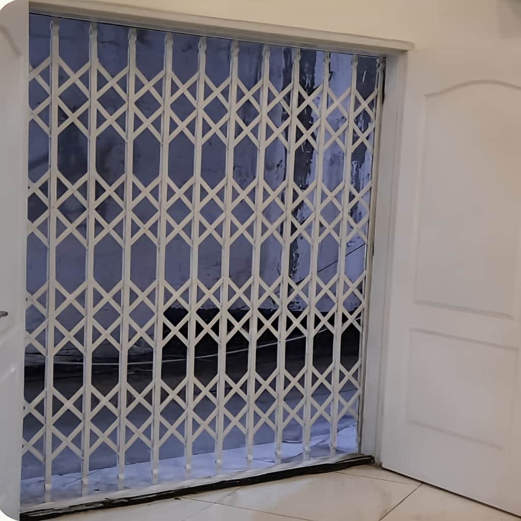 نصب درب آکاردئونی ضدسرقت چهارگل در باغ عباس‌آباد