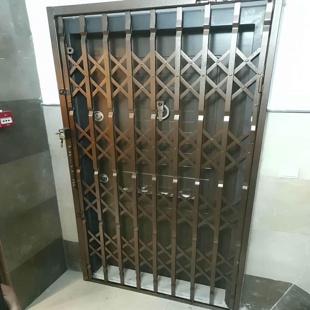 نصب درب آکاردئونی ضدسرقت چهارگل در قشم