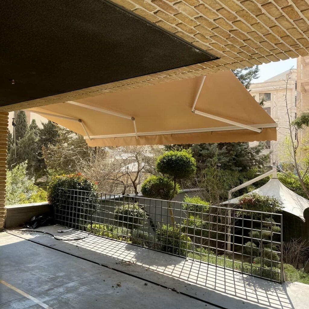 سایبان برقی در باغ عباس‌آباد