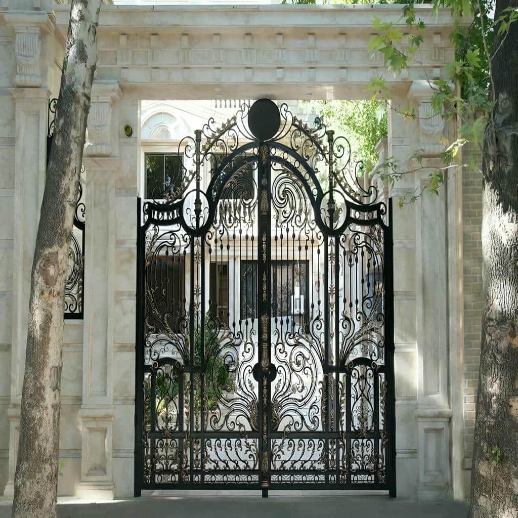 نصب درب حیاط ویلایی فرفورژه در سمنان