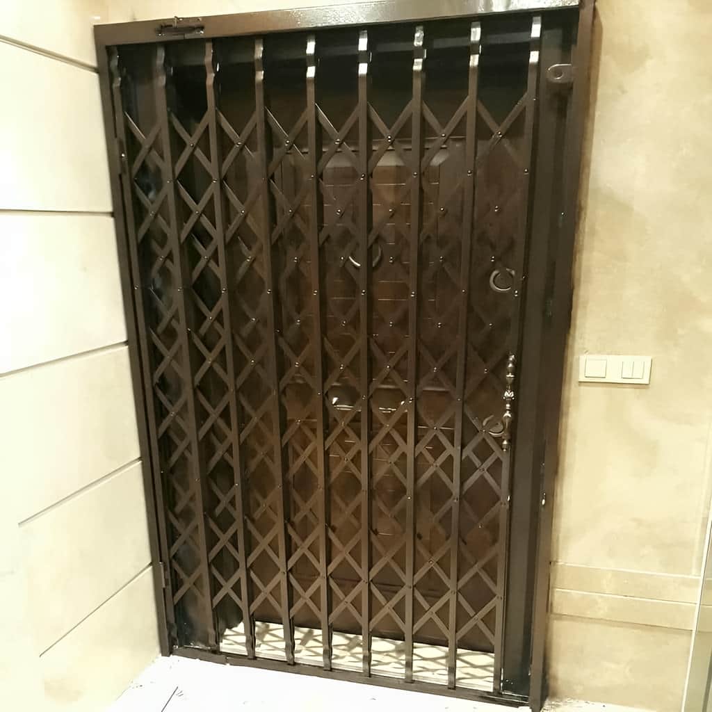 محافظ درب آپارتمان با مدل آکاردئونی جمع شونده