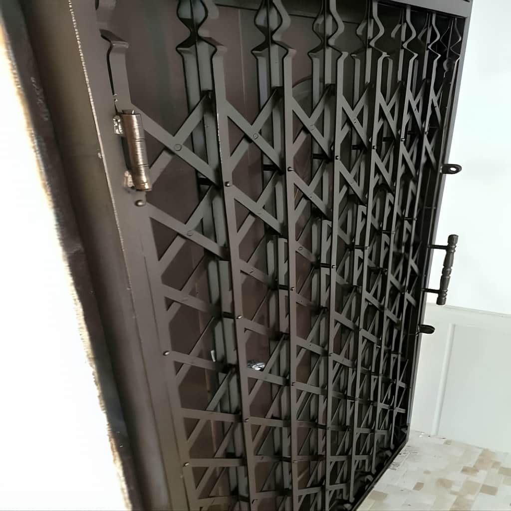 درب آکاردئونی فلزی با ریل روان ورودی