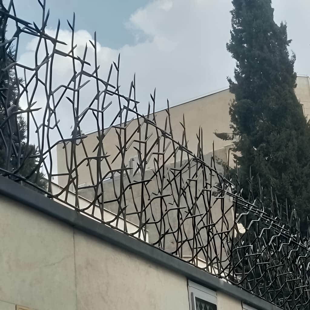حفاظ خانه هنگام سفر با حفاظ دیوار حیاط