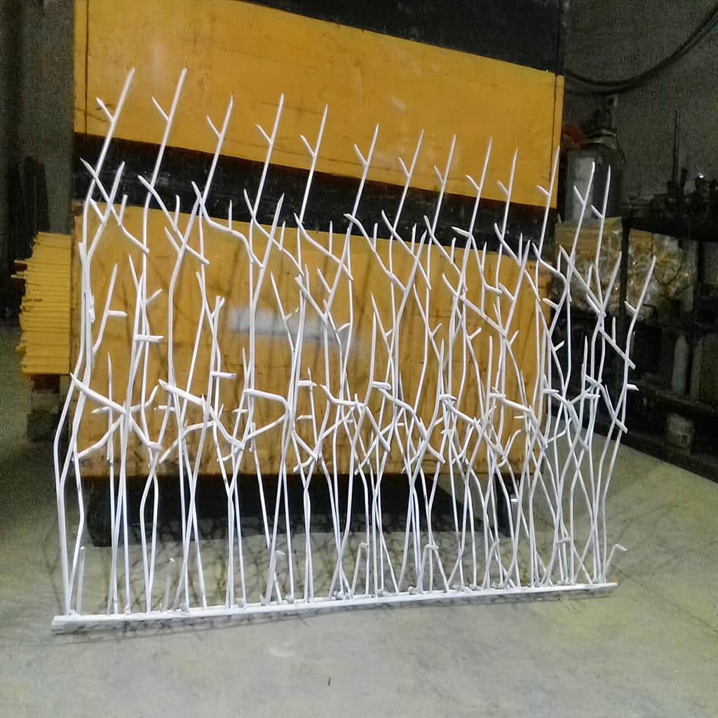 حفاظ شاخ گوزنی نصب شده روی دیوار