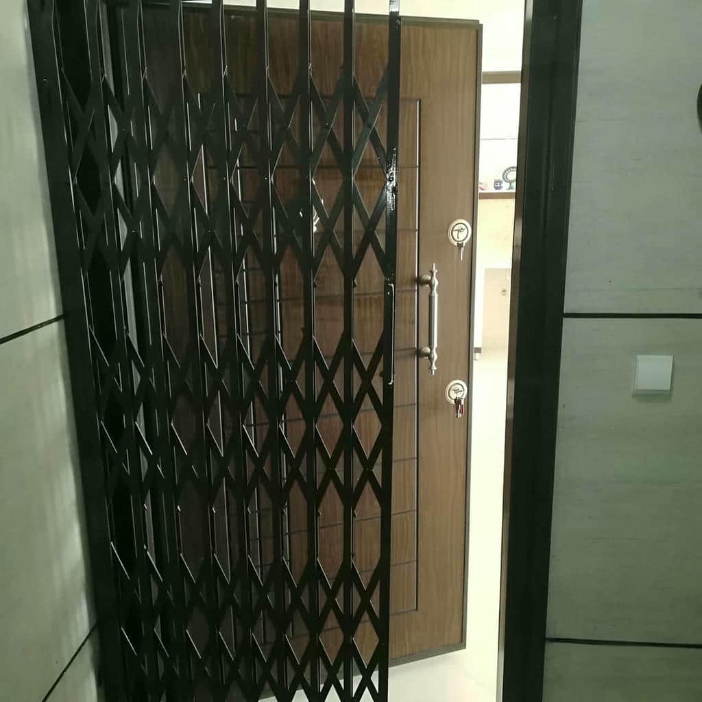قفل درب آکاردئونی با زبانه محکم