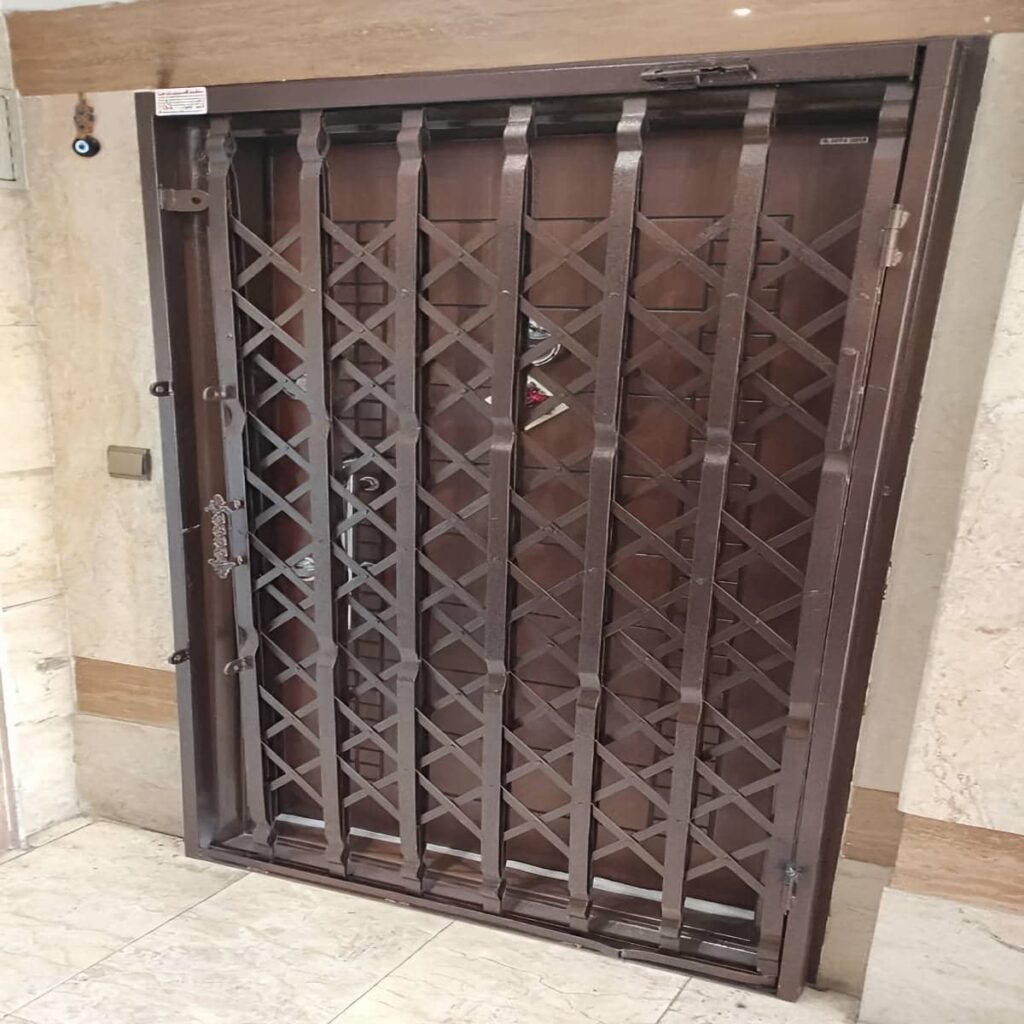 قفل درب آکاردئونی با اجرای اصولی