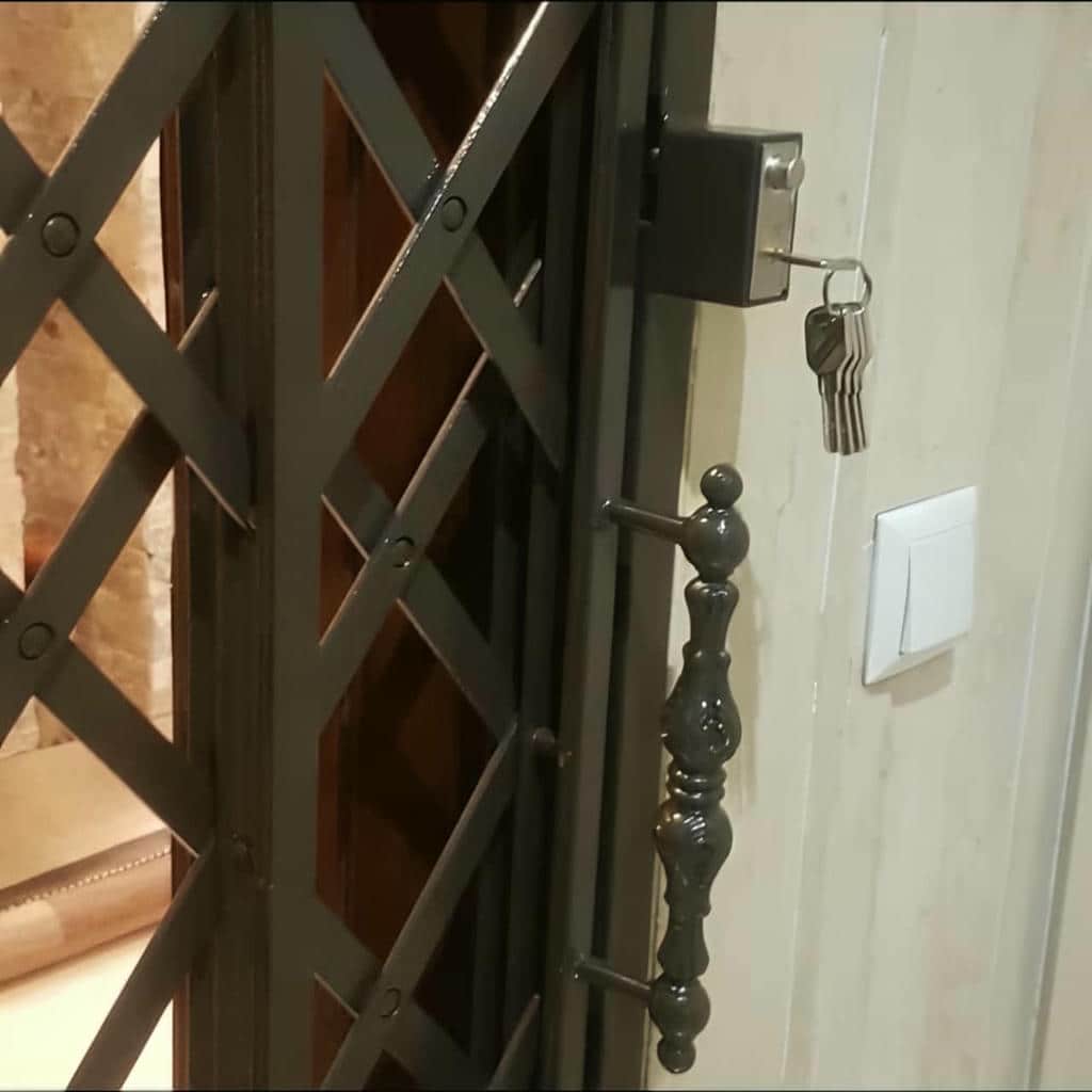 قفل درب آکاردئونی با صفحه نگهدارنده تقویت شده