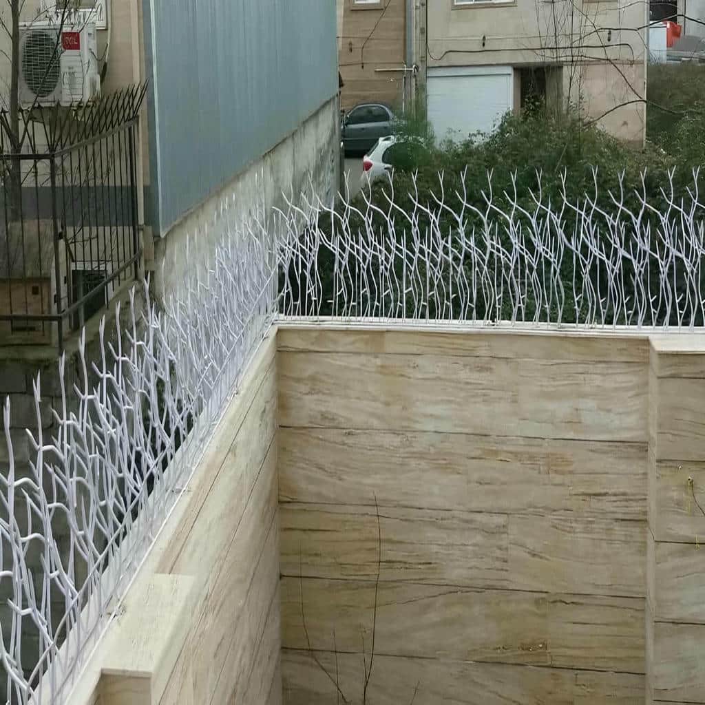 حفاظ روی دیوار نصب شده روی تاج دیوار