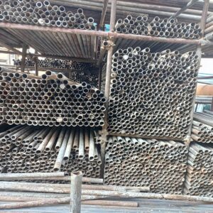 داربست مناسبتی برای نصب کتیبه مذهبی با قاب سبک