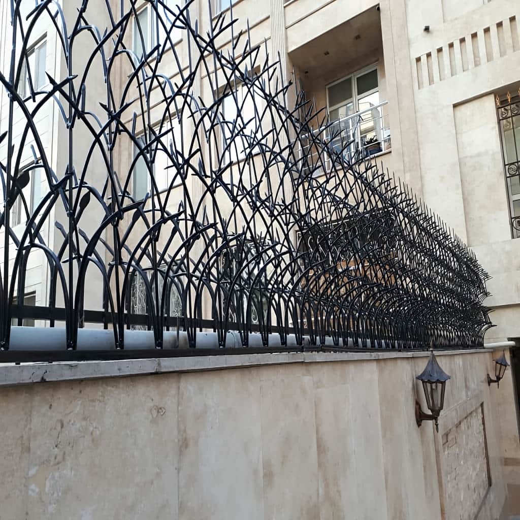 مدل سه‌ردیفه حفاظ آبشاری برای دیوار سنگی کوتاه