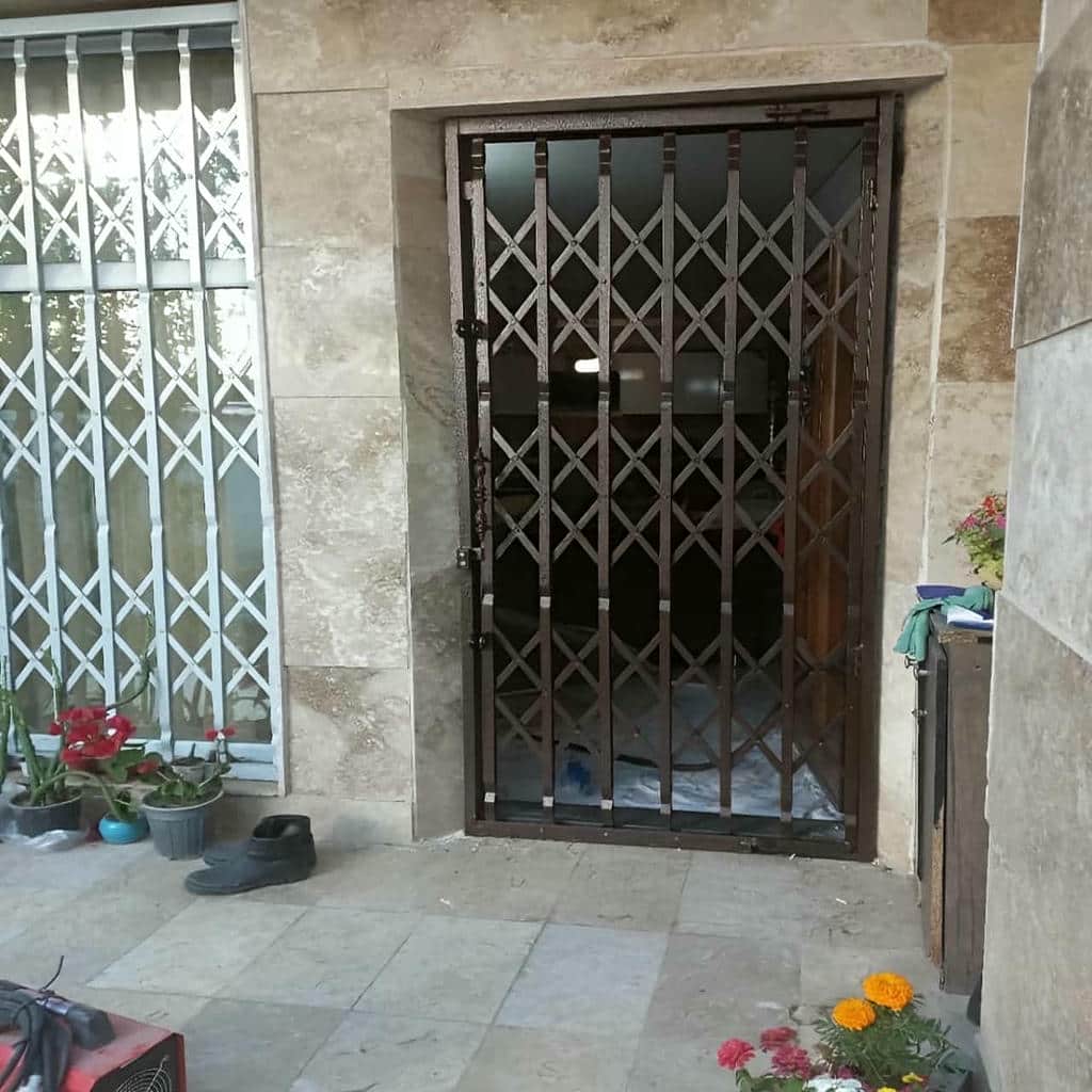 مقایسه درب آکاردئونی مشکی طلایی سه‌گل و چهارگل