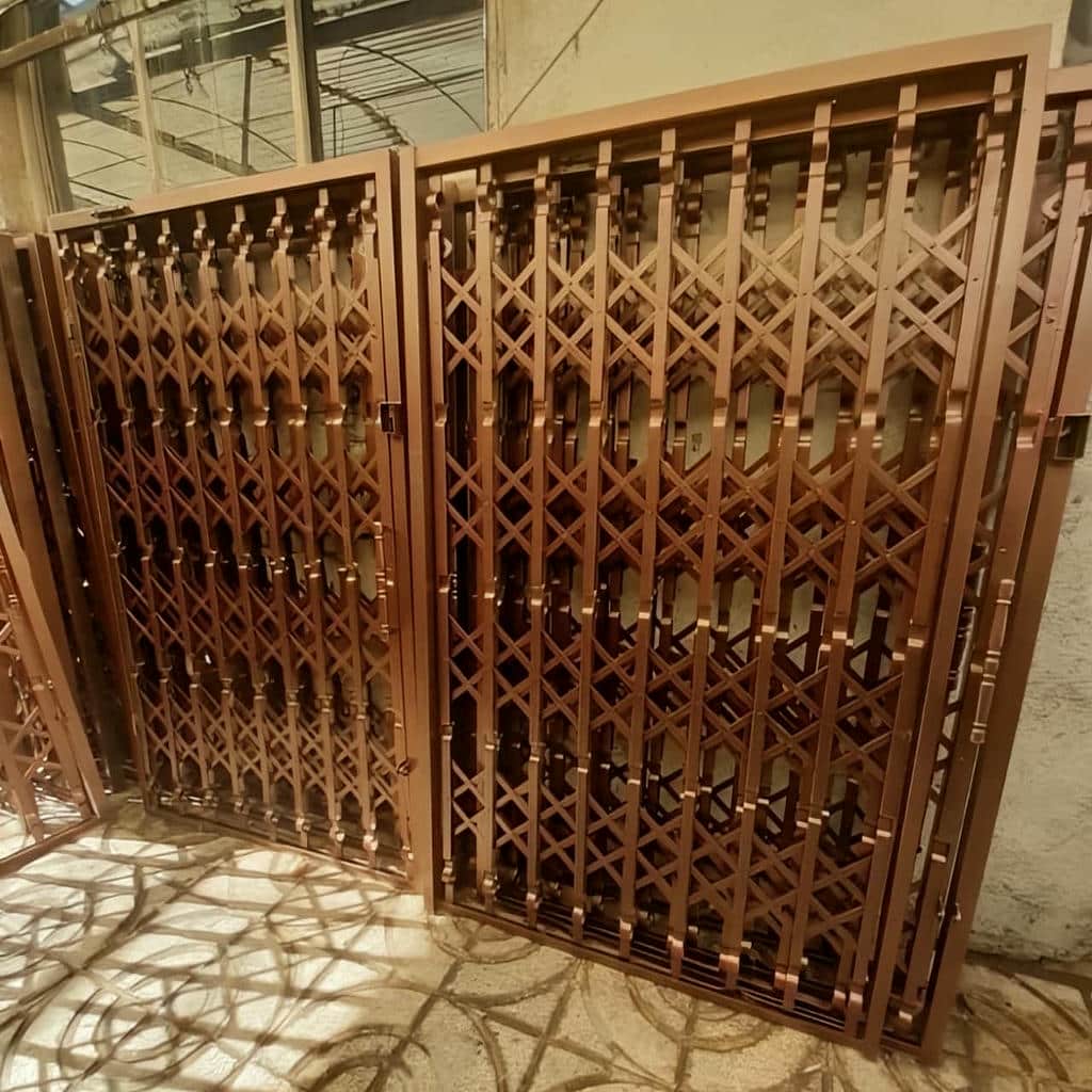 حفاظ پشت درب آپارتمان ریلی با شبکه پروفیلی
