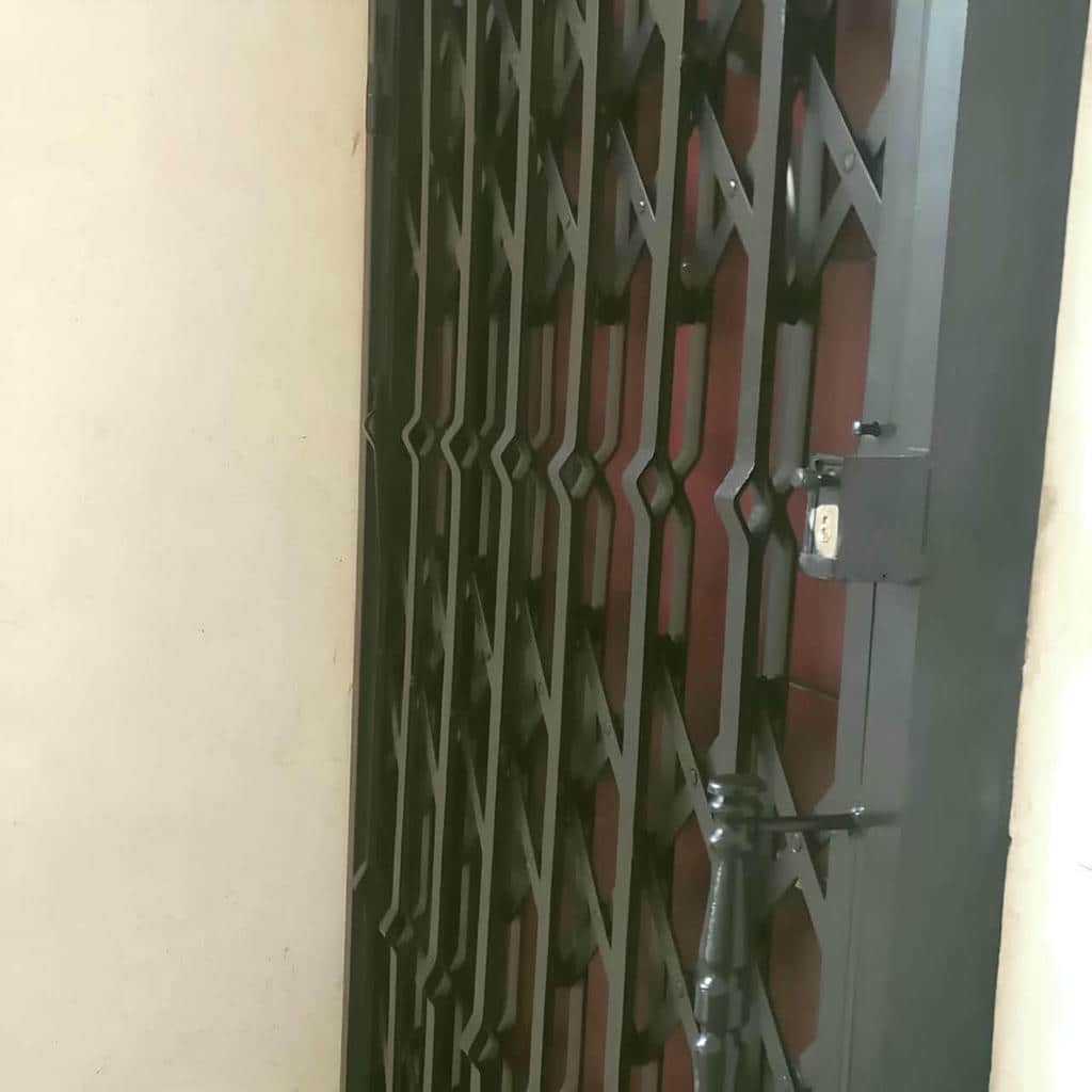 نصب درب آکاردئونی طرح دار لوزی داخل چهارچوب