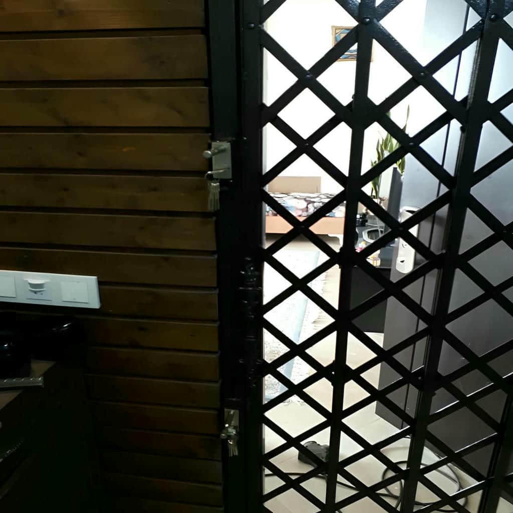 مقایسه درب حفاظ فلزی ورودی واحد تک‌لنگه و دو لنگه
