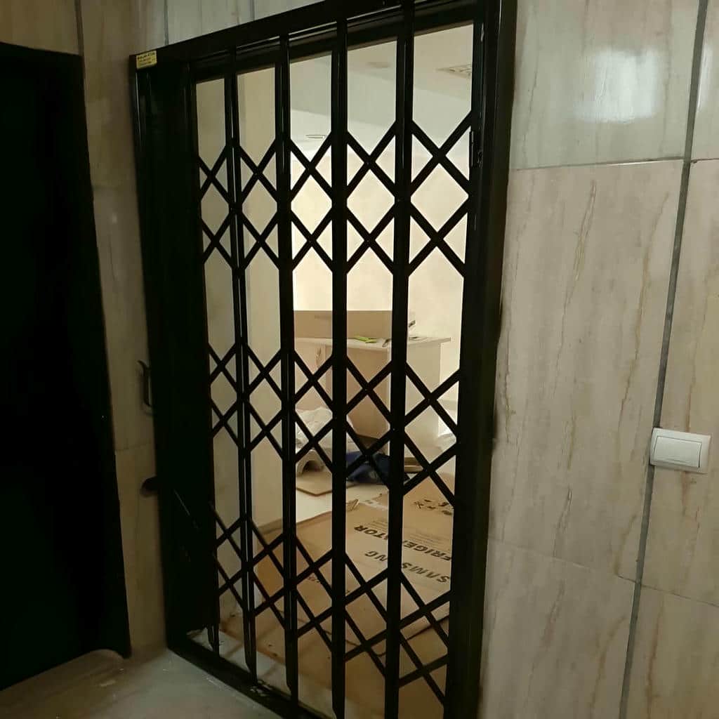 مقایسه حفاظ آکاردئونی درب واحد مسکونی سه‌گل و چهارگل