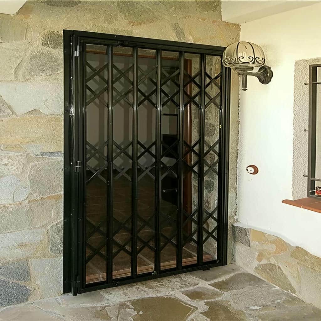 نصب درب آکاردئونی طلایی سلطنتی داخل چهارچوب