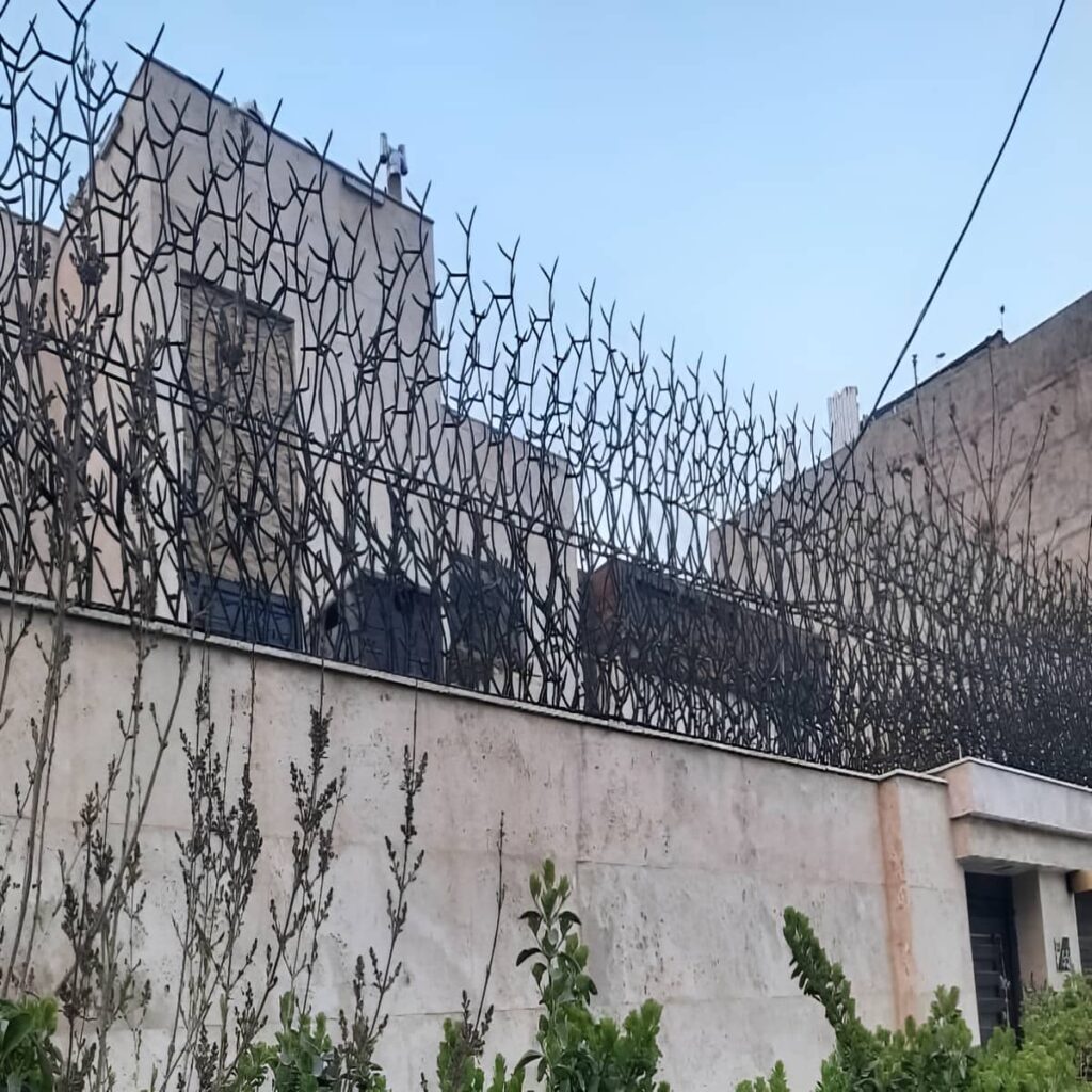 حفاظ دیوار با میلگرد آجدار بوته‌ای روی شاسی فلزی