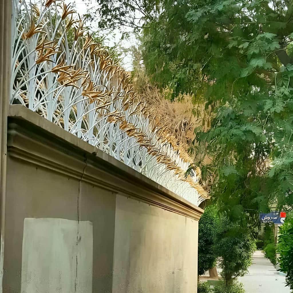 حفاظ لیلیوم سفید در مقایسه با مدل مشکی طلایی