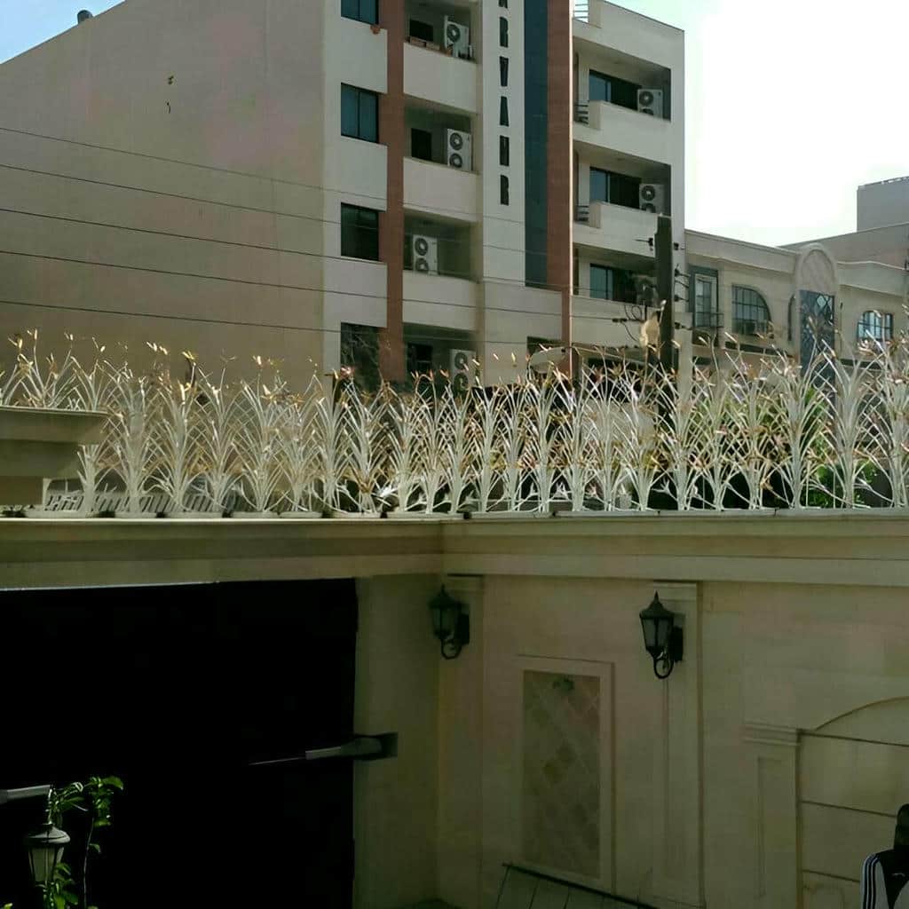 سفارش حفاظ لیلیوم هماهنگ با نمای سنگی ویلا