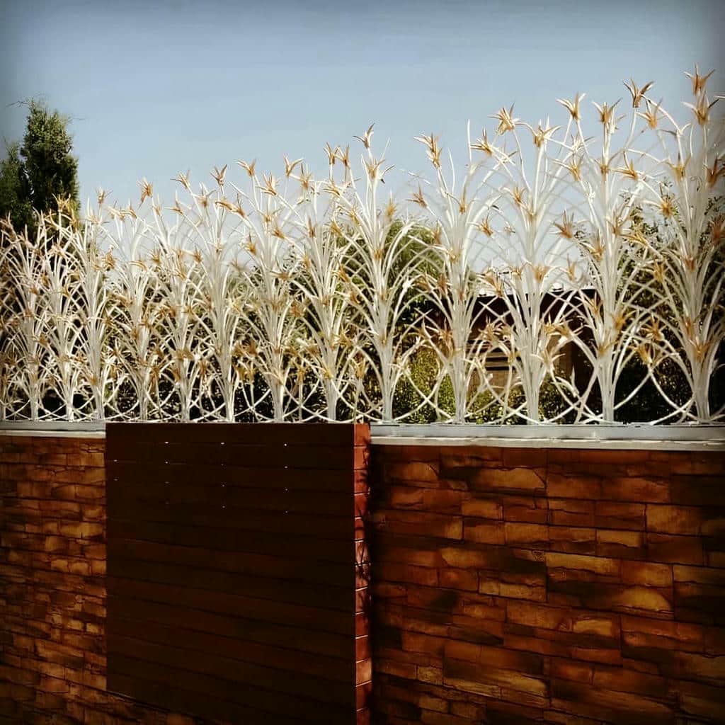 مدل دوبل حفاظ لیلیوم برای دیوار کم‌دید ویلای لوکس