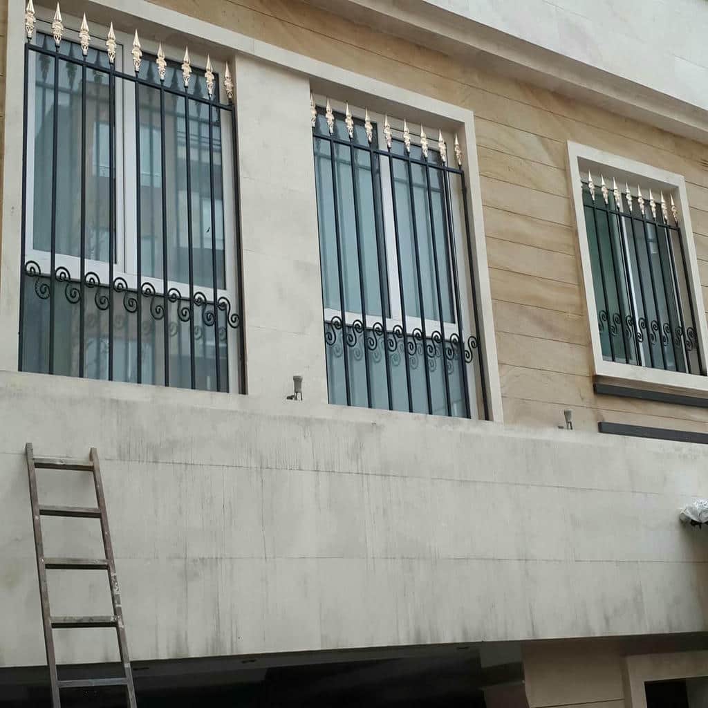 اجرای حفاظ پنجره بالکن تراس روی نمای تکمیل‌شده