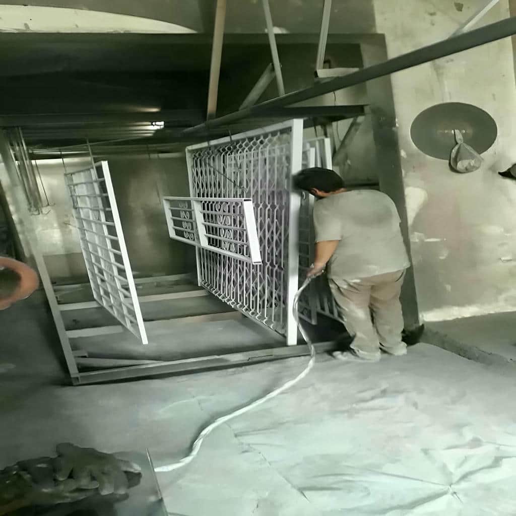 ساخت حفاظ پنجره ویلایی نمای باغ با طرح برگ