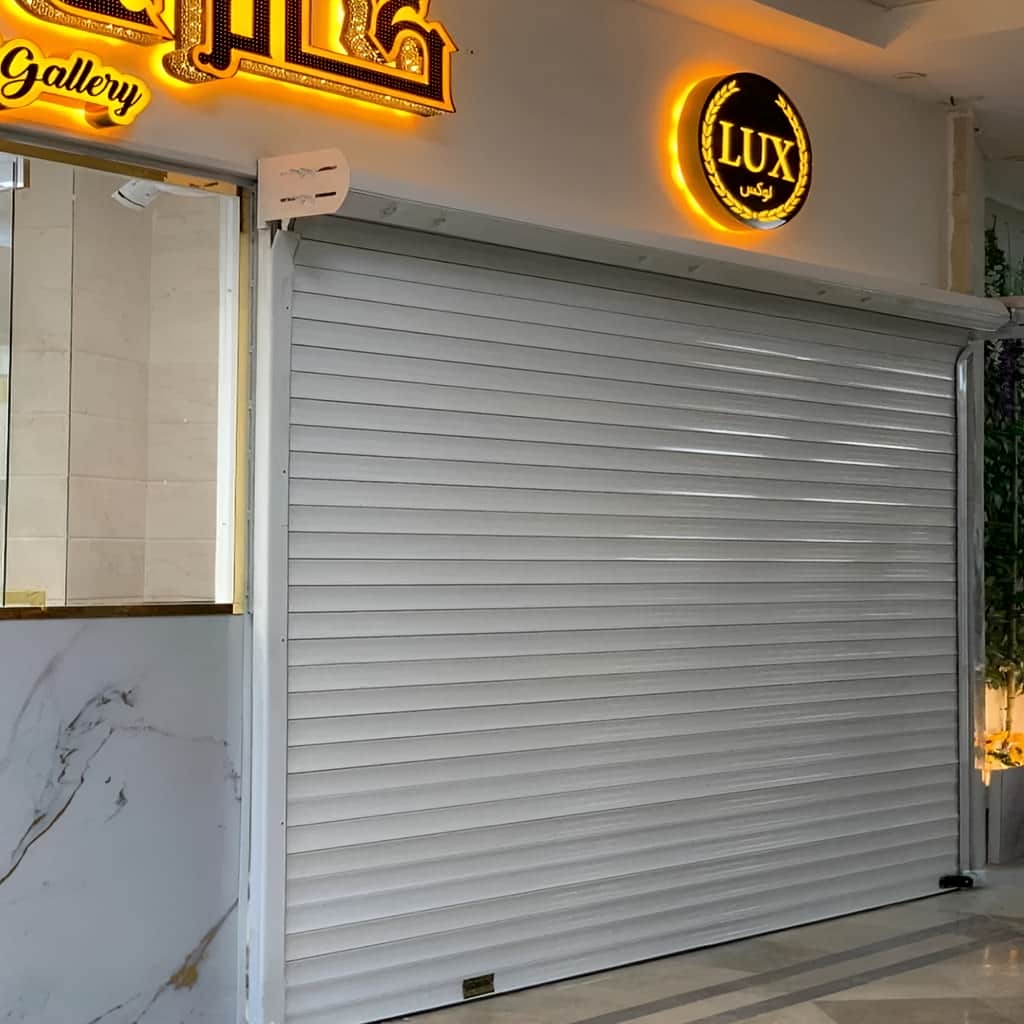 نصب کرکره برقی رنگی نمای فروشگاه با ریل همرنگ