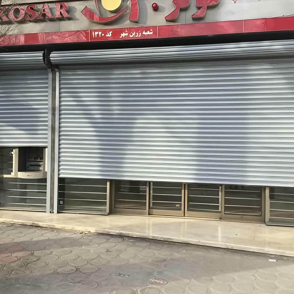 سفارش کرکره برقی رنگی نمای فروشگاه با رنگ کوره ای