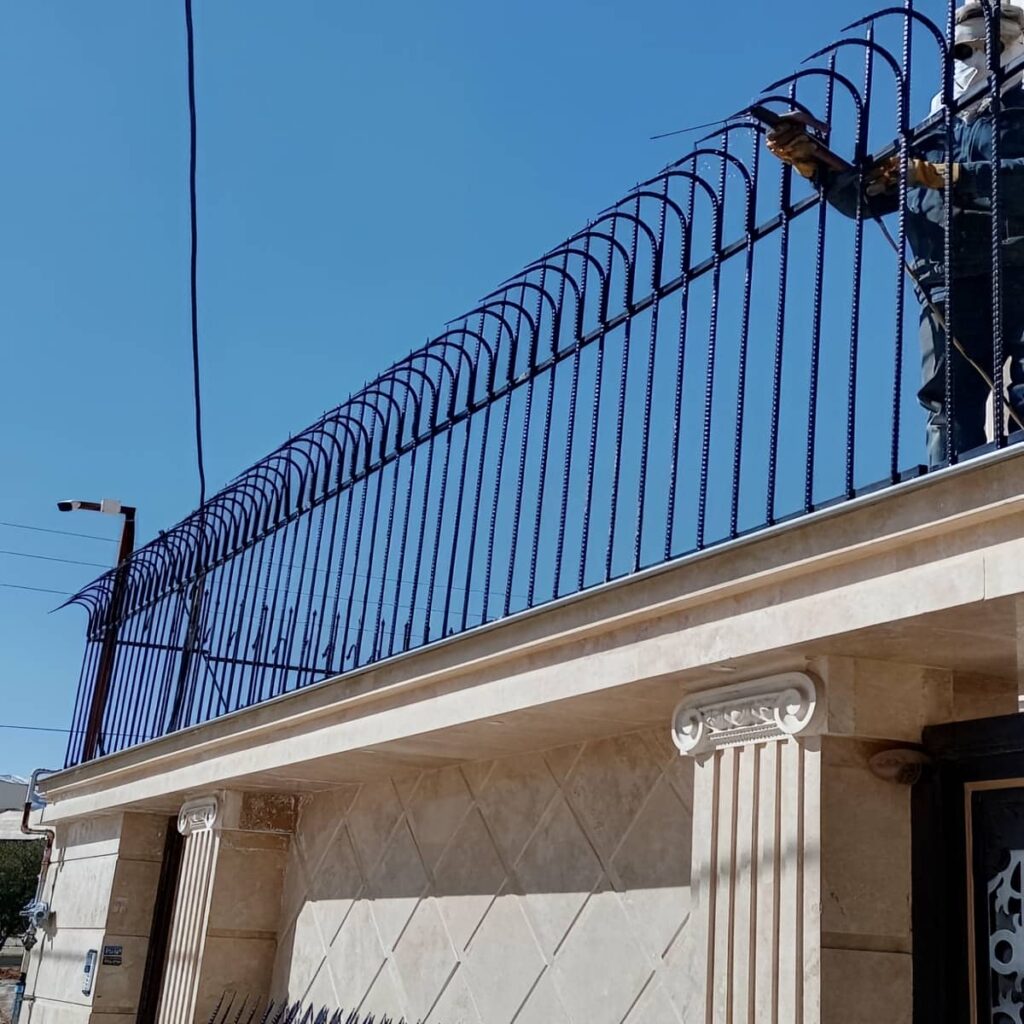 اجرای حفاظ سرنیزه دوسویه روی دیوار مرزی