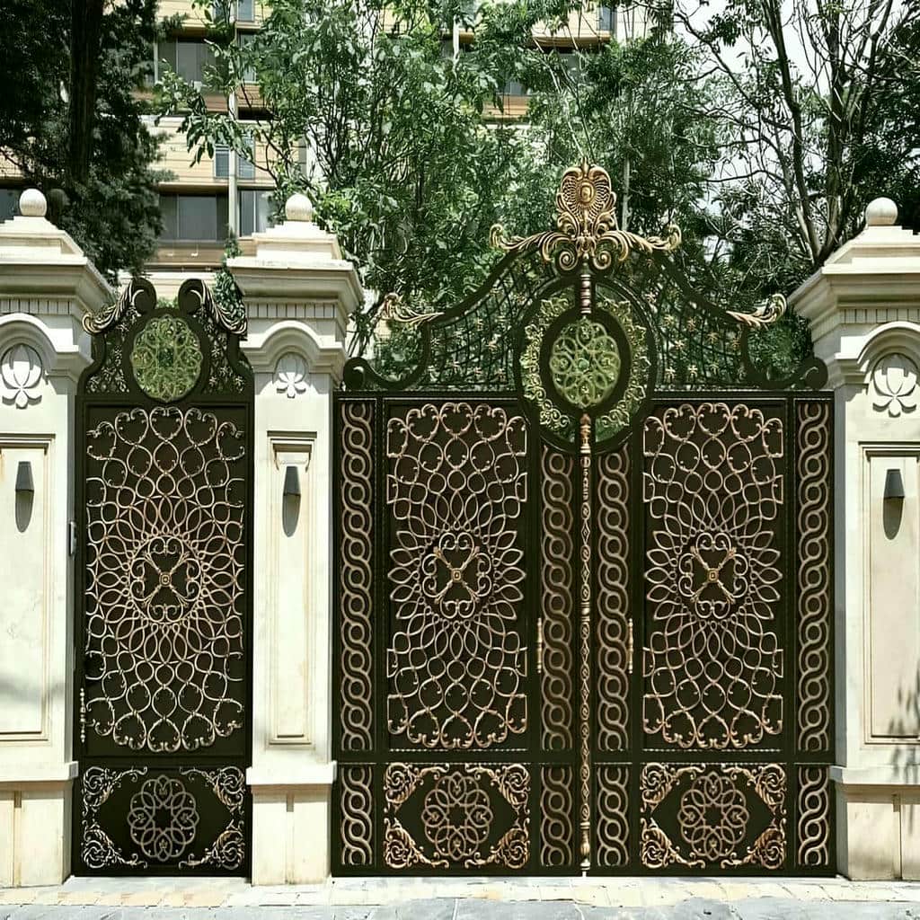 نصب درب ویلایی فرفورژه دولنگه برای ورودی نمای رومی