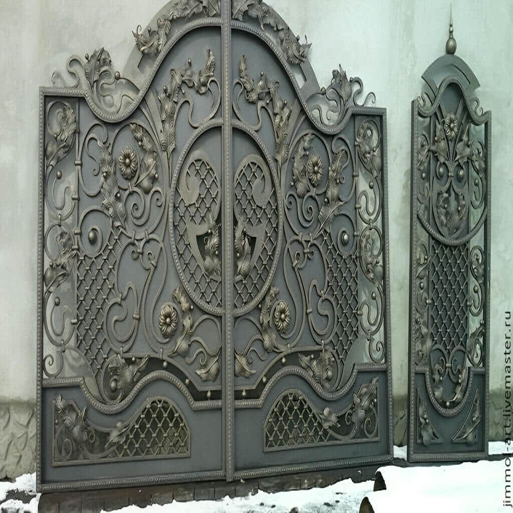 نصب درب آهنی کتیبه دار روی ستون مقاوم