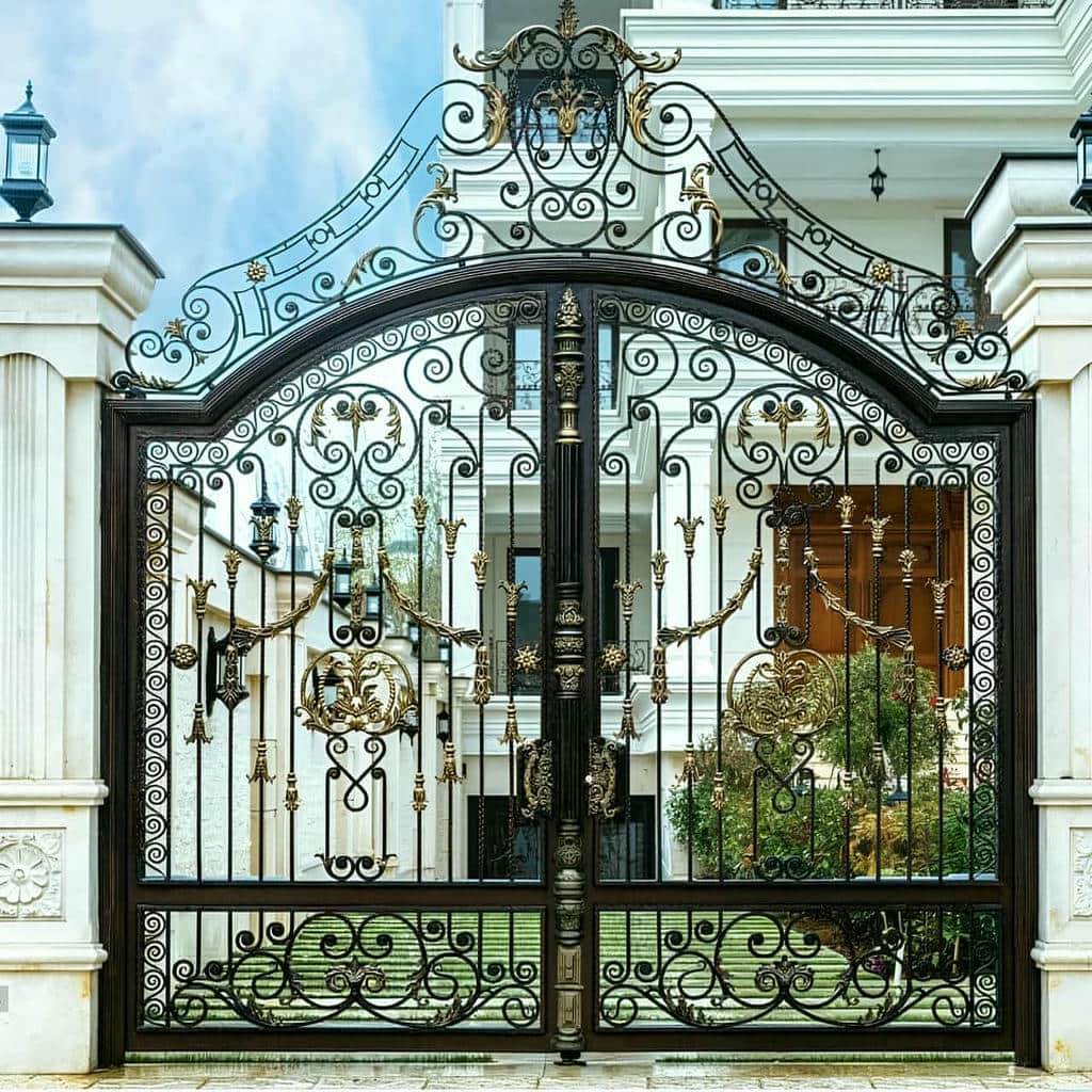 مقایسه درب حیاط آهنی نفررو ساده و فرفورژه