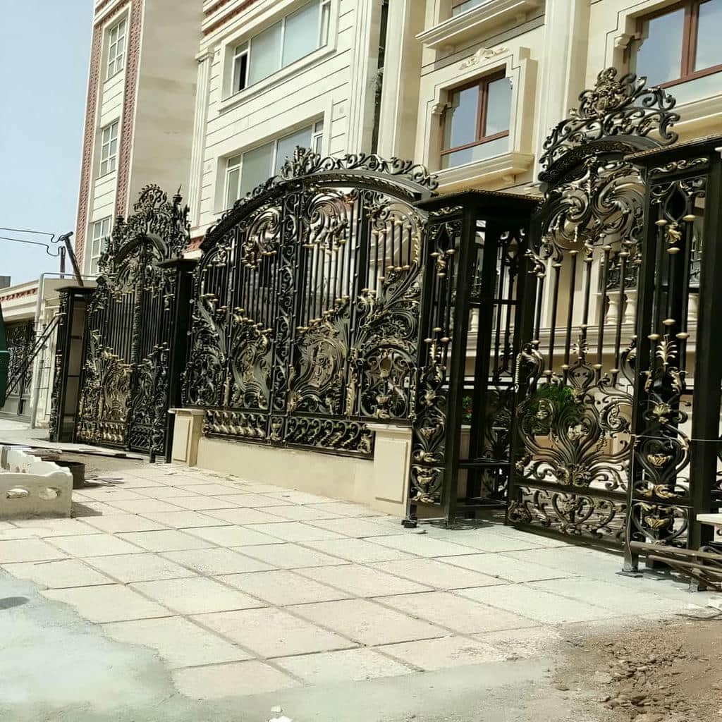نصب درب باغ ویلایی روی ستون مقاوم