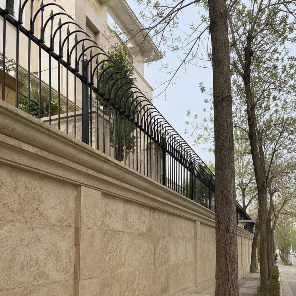 سفارش حفاظ عمودی مدرن برای دیوار باریک