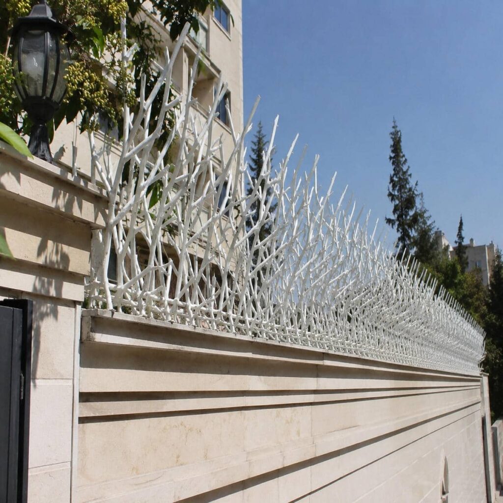 مقایسه حفاظ لیلیوم و شاخ گوزنی روی نمای سنگی ویلا