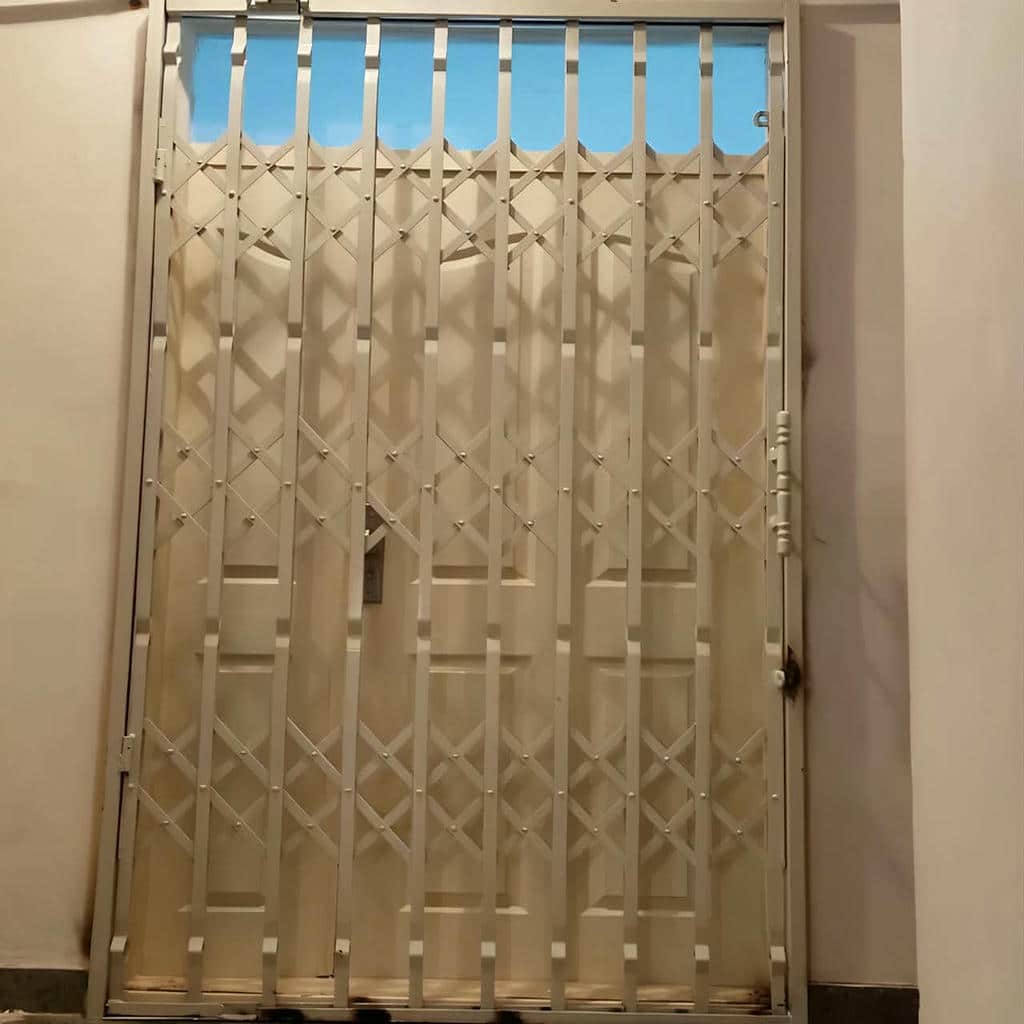 درب آکاردئونی آپارتمان در فضای ورودی خانه