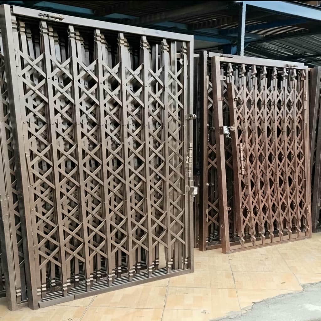 محافظ ورودی ساختمان مسکونی