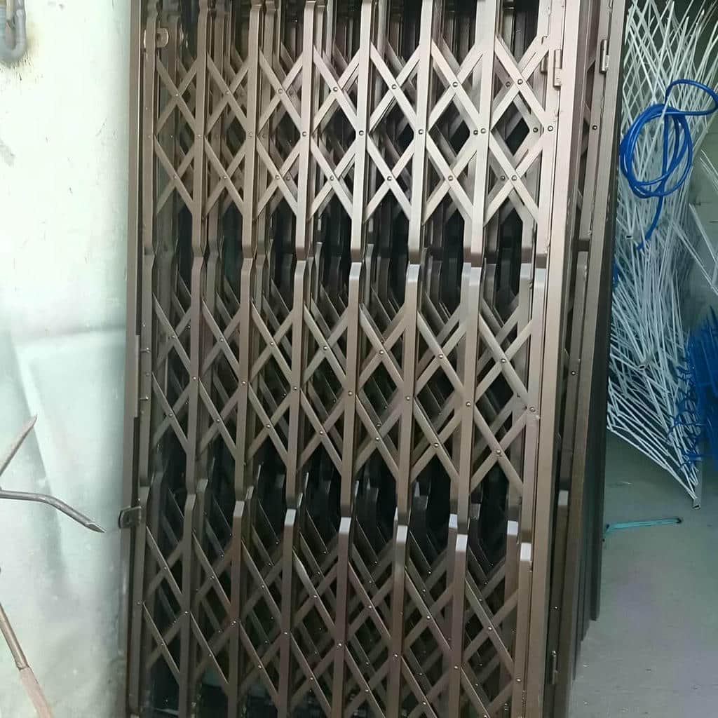 درب آکاردئونی دارای جزئیات قفل و حرکت روان