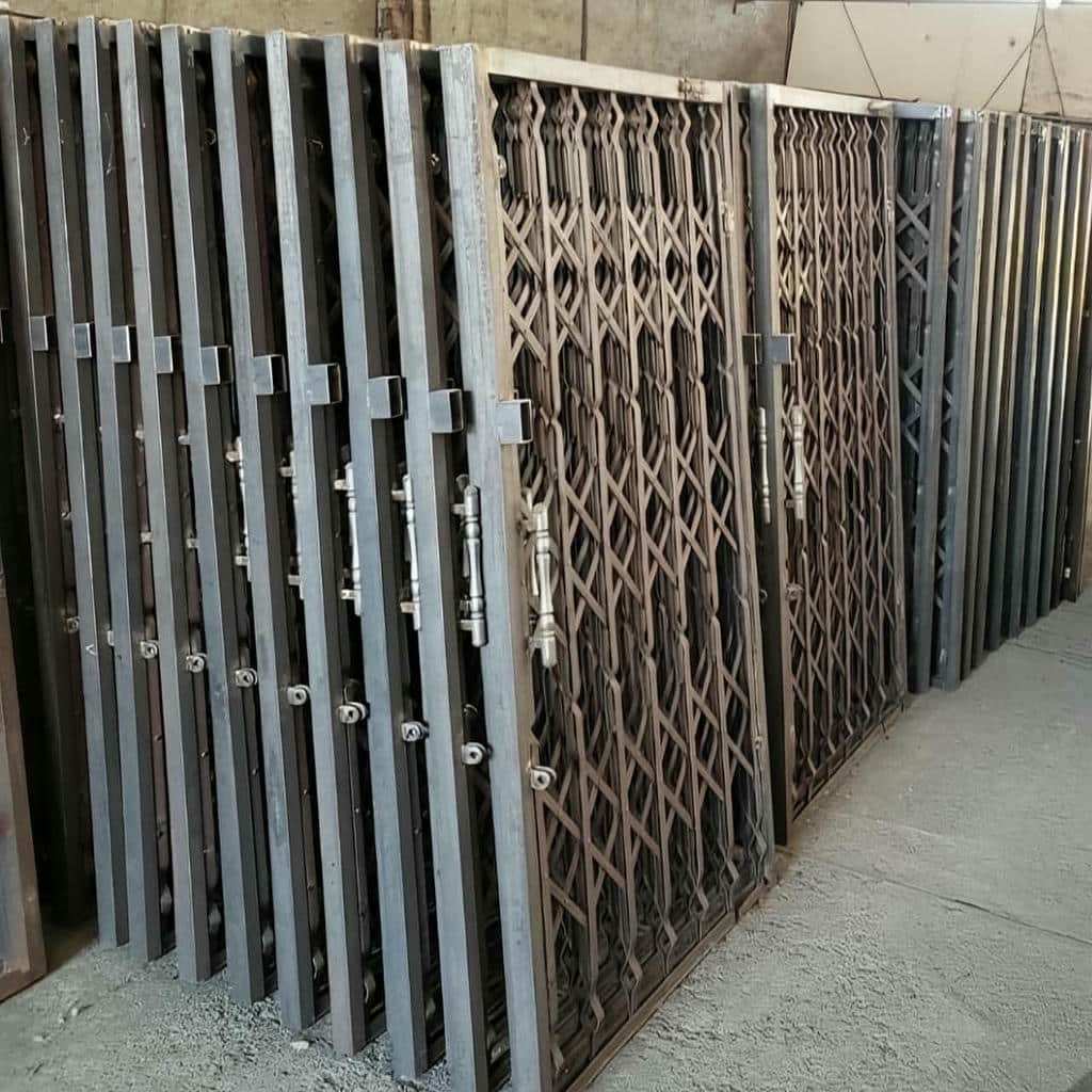 درب آکاردئونی آپارتمان خاص