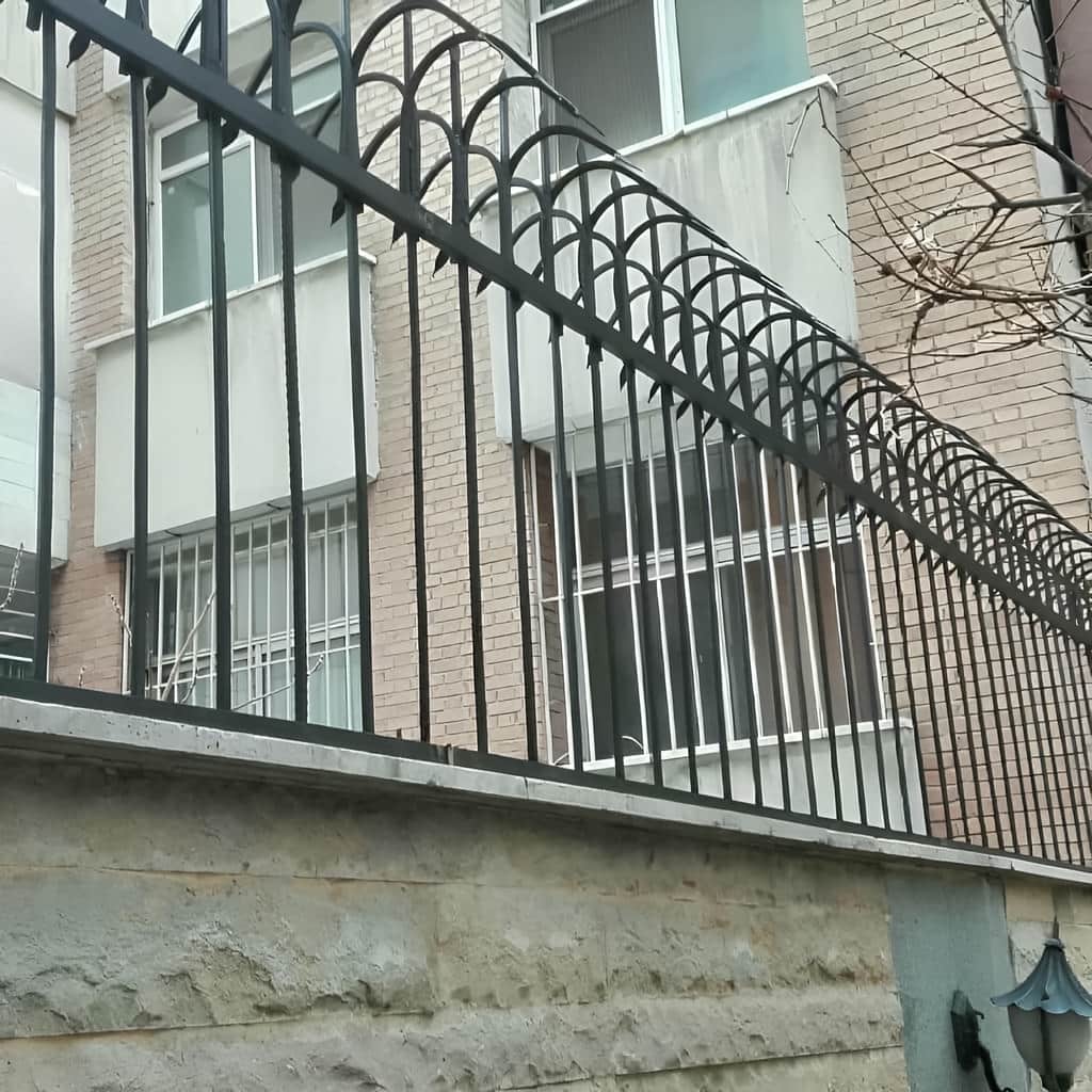 حفاظ سرنیزه ای روی دیوار حفاظ سرنیزه ای روی دیوار