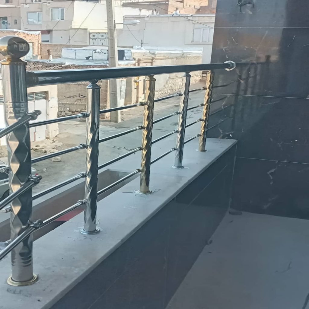 حفاظ پله ویلا با فرم کلاسیک