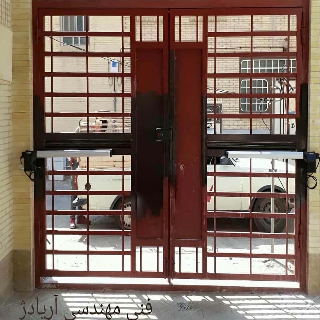جک بازویی ساختمان مسکونی روی درب پارکینگ