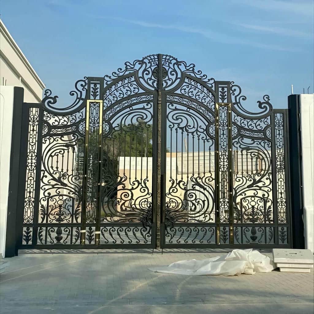 درب گلنرده دار فلزی با طراحی تزئینی