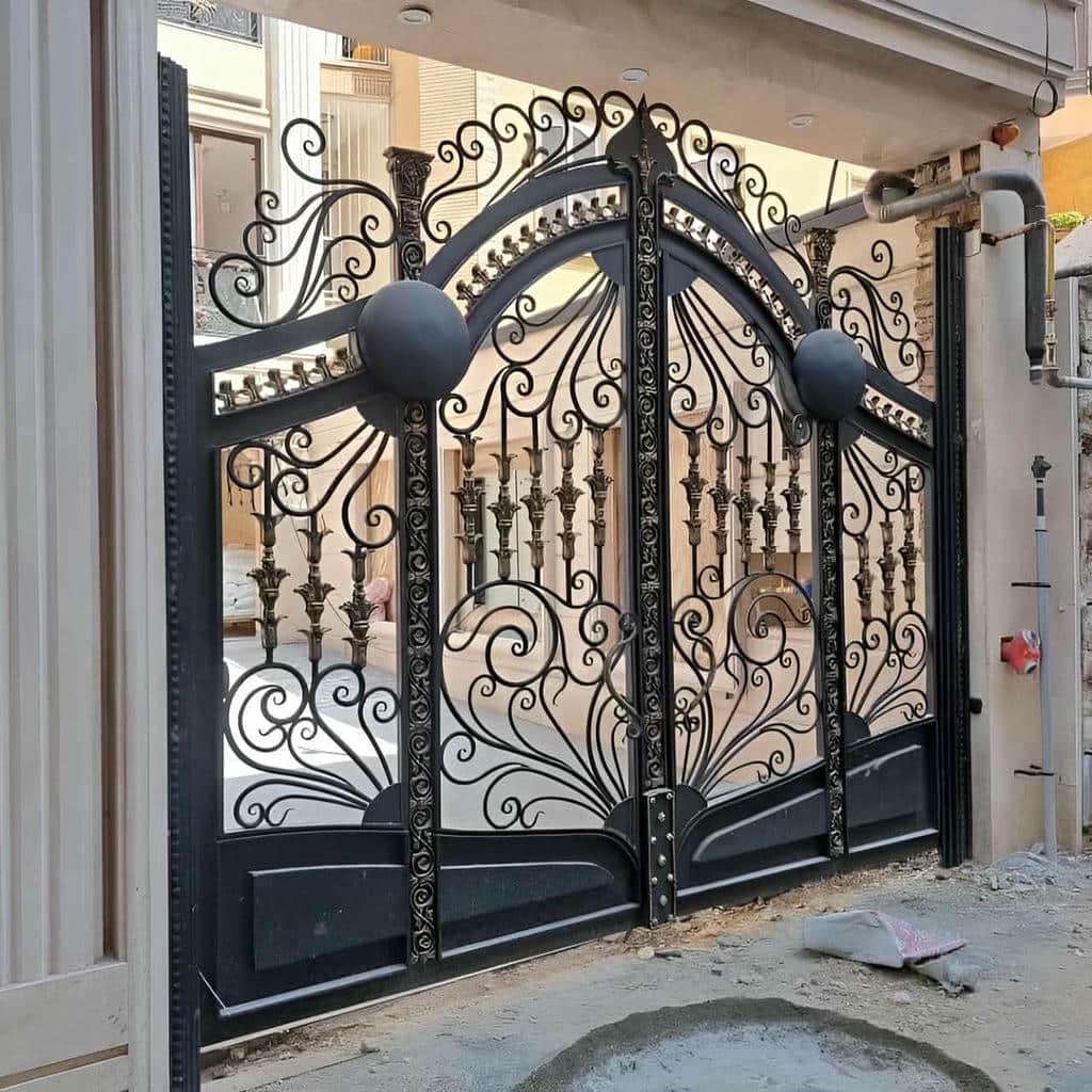 درب آهنی با فرم گلنرده