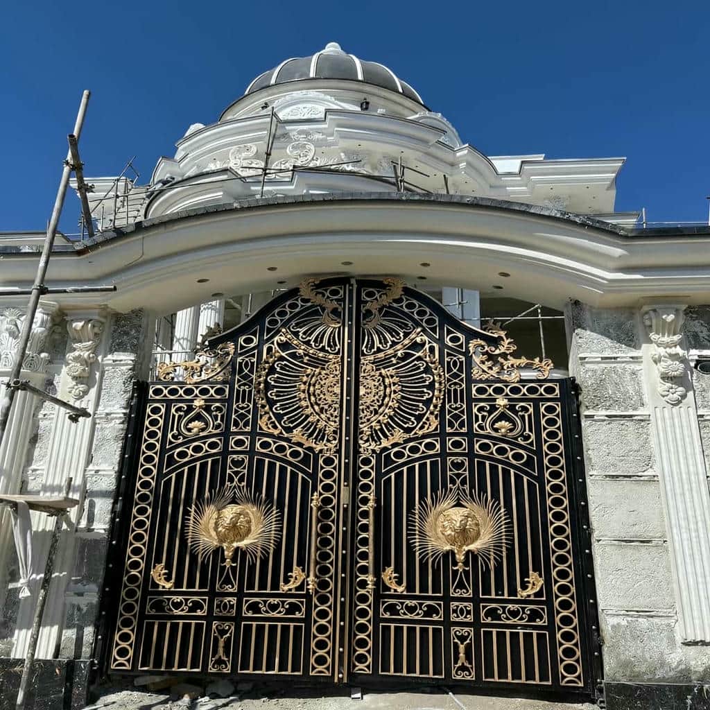 درب حیاط باغی با پوشش مقاوم